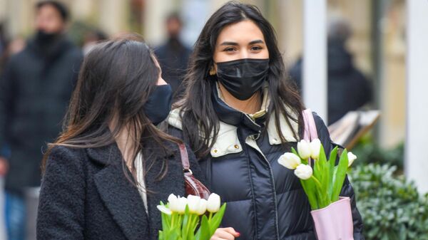 Девушки с букетами тюльпанов в Международный женский день 8 марта