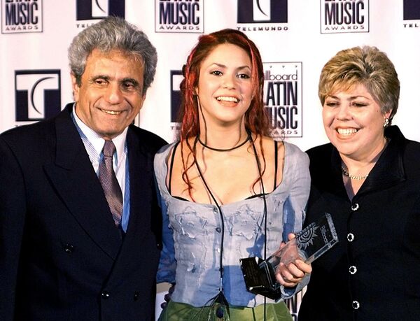  Шакира со своими родителями на церемонии вручения наград Billboard Latin Music Awards 22 апреля 1999 года