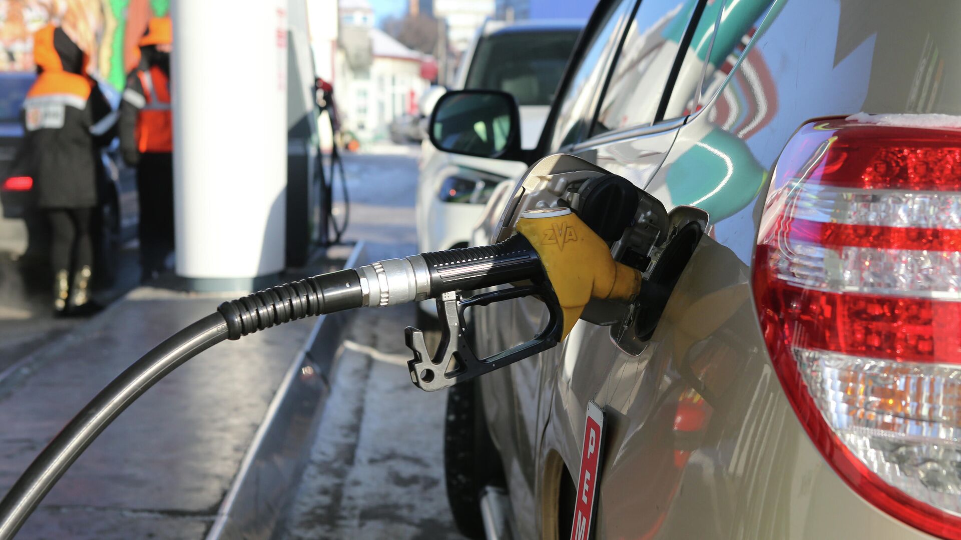 Эксперт рассказал, почему в России бензин дороже чем в США