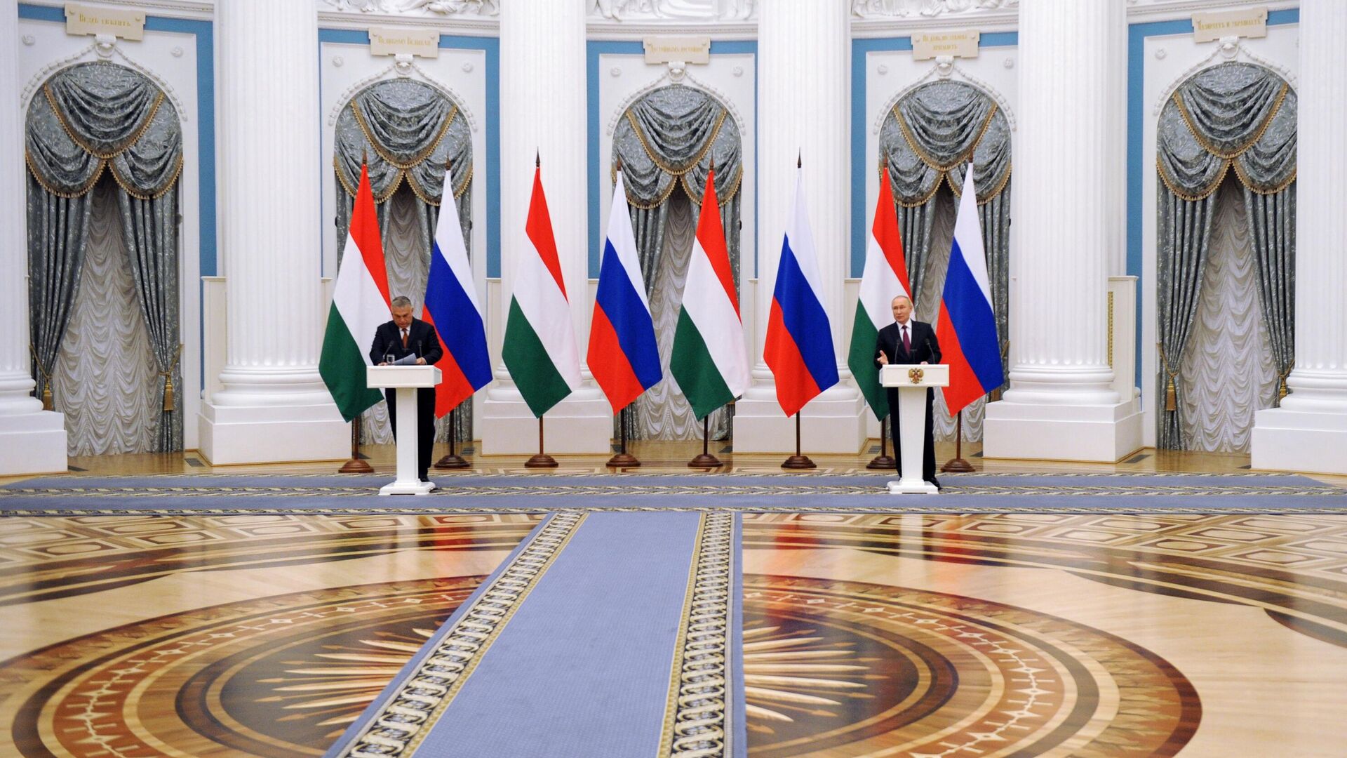  Президент России Владимир Путин и премьер-министр Венгрии Виктор Орбан во время совместной пресс-конференции по итогам встречи - РИА Новости, 1920, 01.02.2022