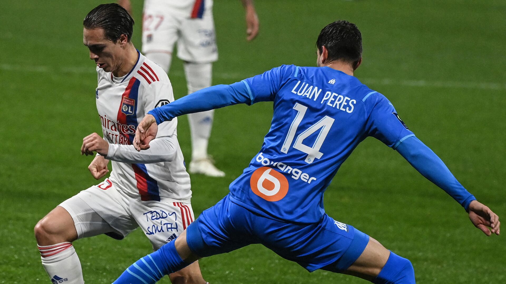Lyon’s French midfielder Maxence Caqueret (L) fights for the ball with Marseille's Brazilian defender Luan Peres during the French L1 football match between Olympique Lyonnais (OL) and Marseille at The Groupama Stadium in Decines-Charpieu, central-eastern France, on February 1, 2022. (Photo by OLIVIER CHASSIGNOLE / AFP) - РИА Новости, 1920, 02.02.2022