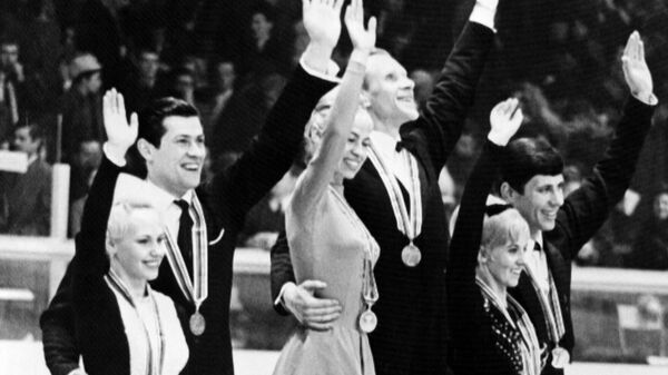 Церемония награждения фигуристов на Олимпийских играх 1964 года