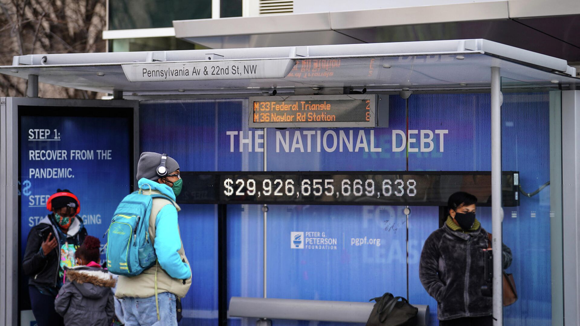 Счетчик государственного долга США на автобусной остановке в Вашингтоне. 31 января 2022 - РИА Новости, 1920, 02.02.2022