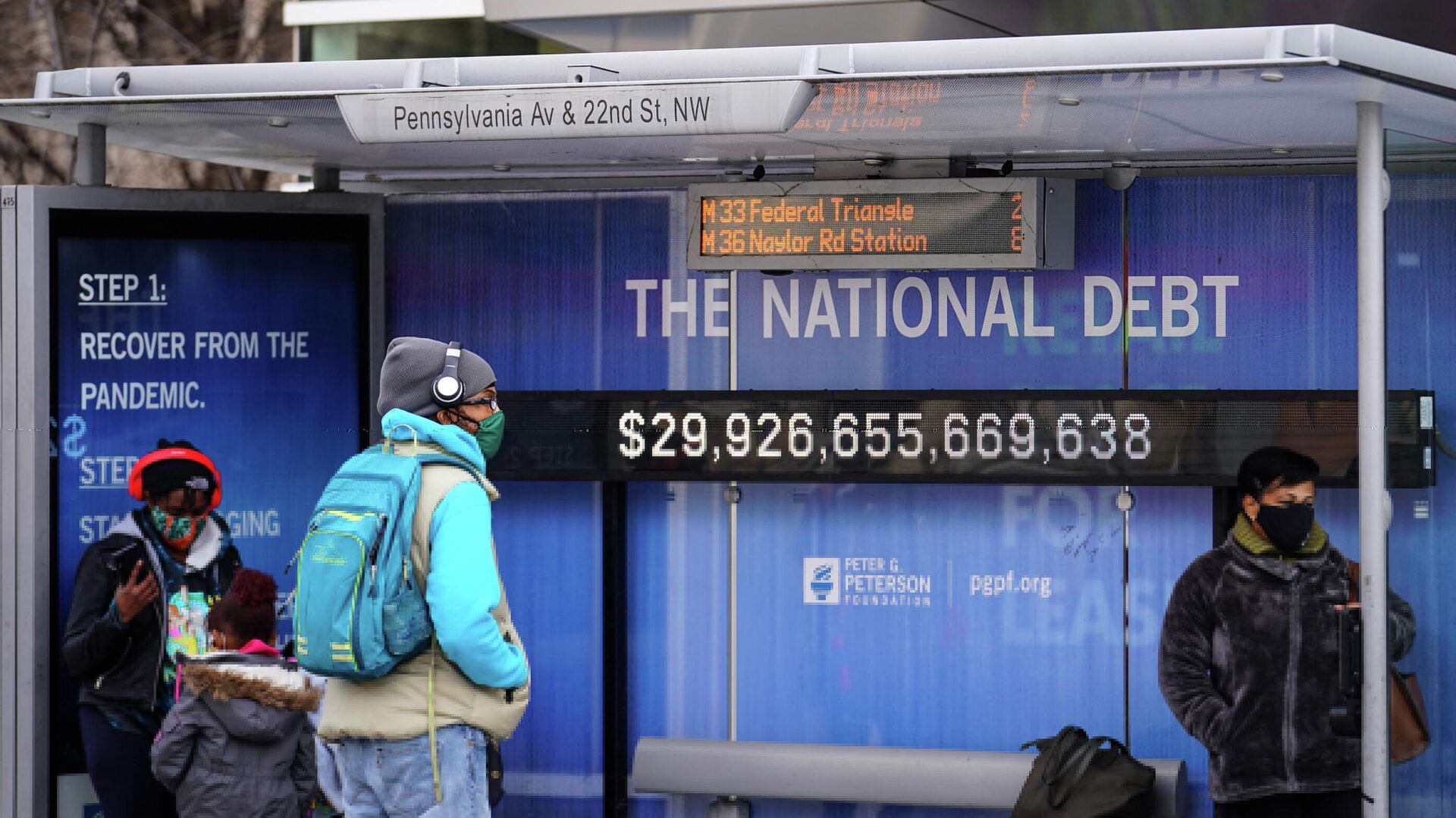 Счетчик государственного долга США на автобусной остановке в Вашингтоне. 31 января 2022 года - РИА Новости, 1920, 02.02.2022