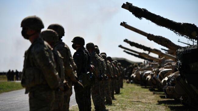 Военнослужащие США и Польши перед началом совместных учений войск НАТО в Польше