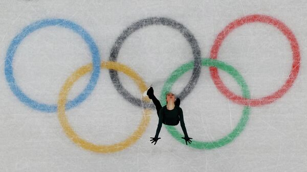 Российская фигуристка Анна Щербакова во время тренировки перед Олимпийскими играми в Пекине