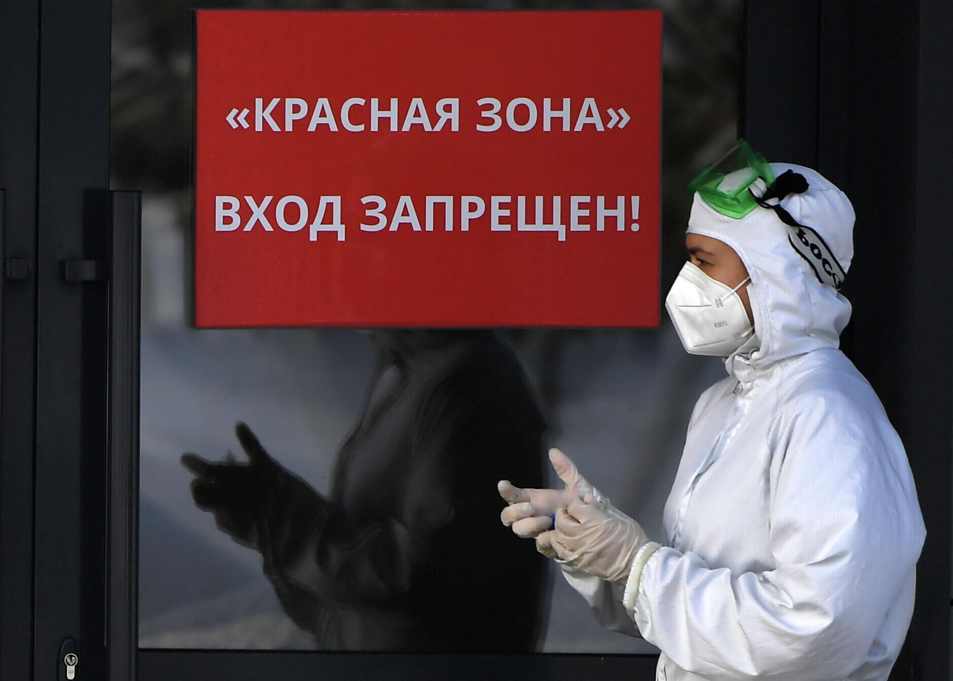 Медицинский работник у входа в красную зону Республиканской клинической инфекционной больницы в Казани - РИА Новости, 1920, 03.09.2024