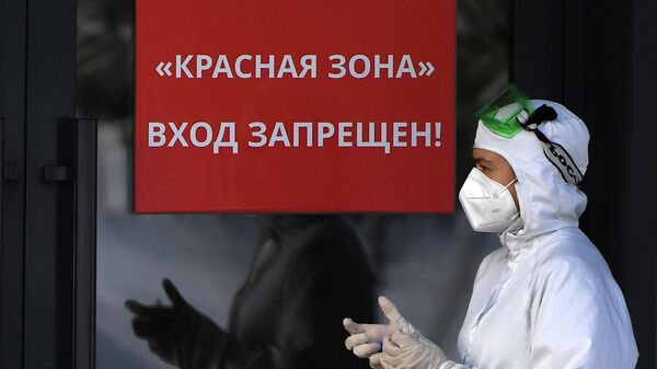 Медицинский работник у входа в красную зону Республиканской клинической инфекционной больницы в Казани