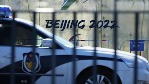 Автомобиль полиции в парке возле главного пресс-центра зимних Олимпийских игр 2022 в Пекине