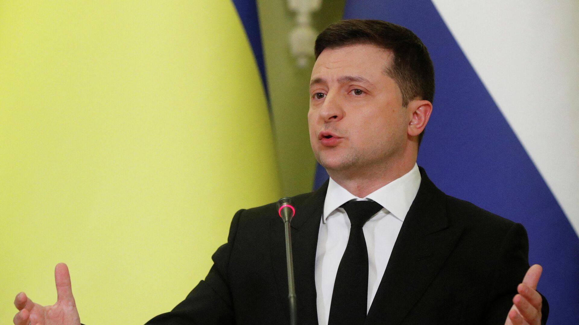 Президент Украины Владимир Зеленский во время брифинга после переговоров с премьер-министром Нидерландов Марком Рютте в Киеве  - РИА Новости, 1920, 06.02.2022