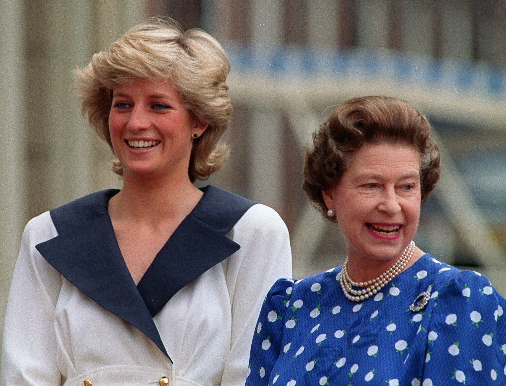 Принцесса Уэльская Диана, и британская королева Елизавета II возле Кларенс-Хаус в Лондоне. 4 августа 1987 - РИА Новости, 1920, 08.09.2022