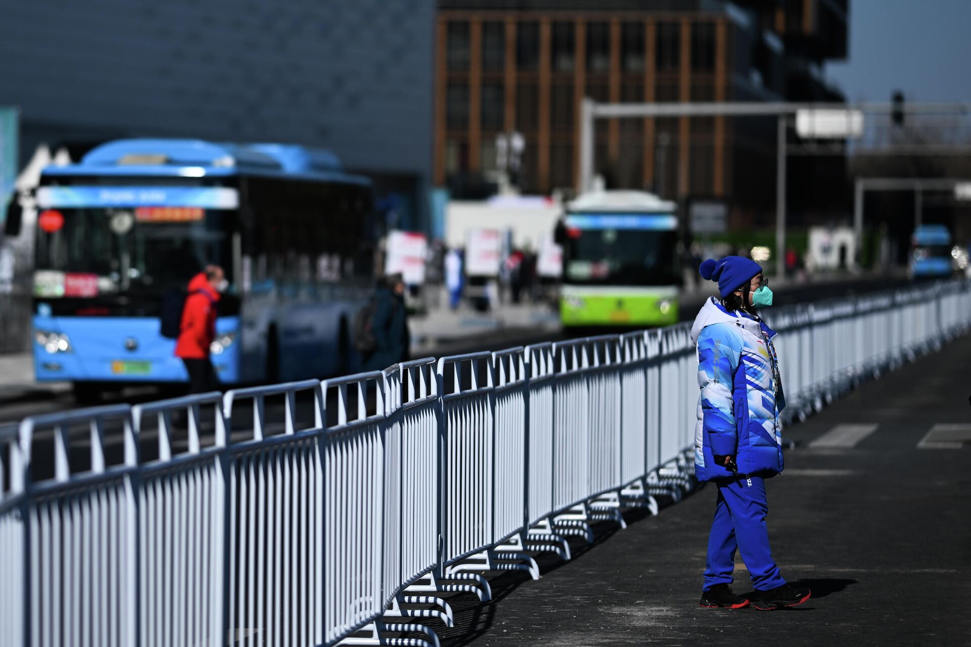 Волонтер транспортного хаба возле главного медиа-центра XXIV Олимпийских игр в Пекине - РИА Новости, 1920, 02.02.2022
