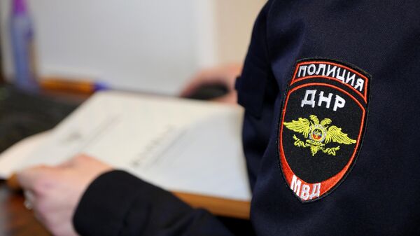 Шеврон на рукаве сотрудницы полиции ДНР