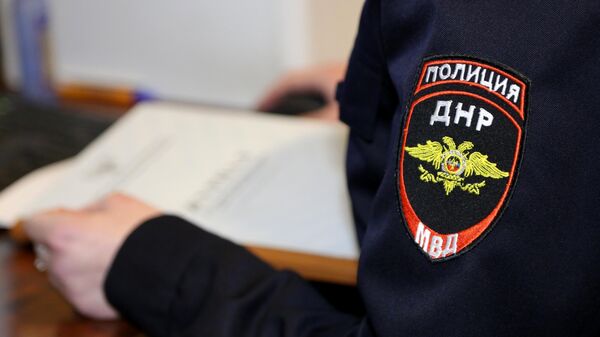 Шеврон на рукаве сотрудницы полиции ДНР