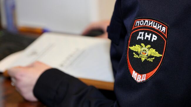 Шеврон на рукаве сотрудницы полиции ДНР
