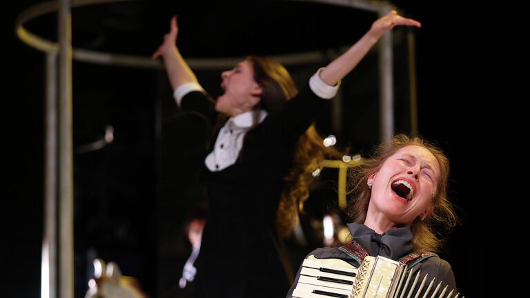 Сцена из спектакля Елизавета Бам 