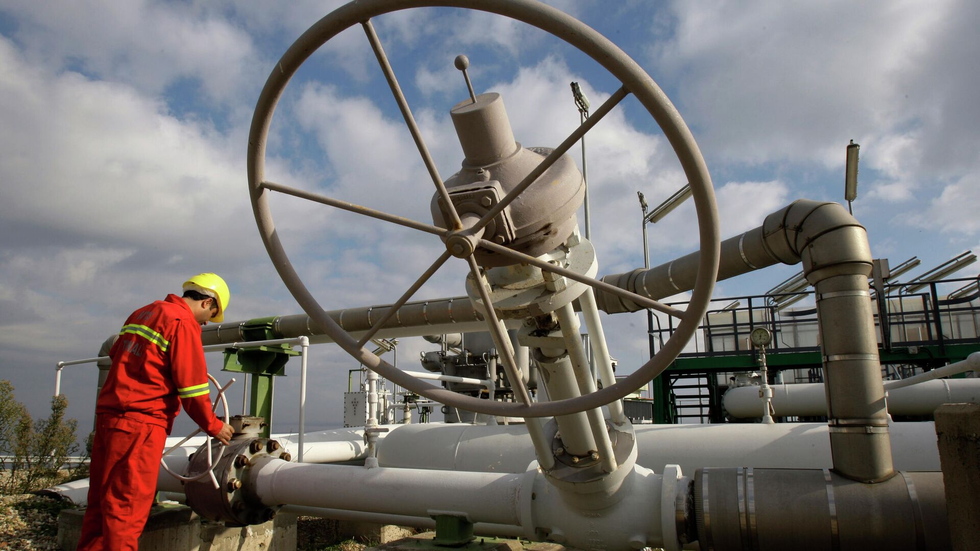Рабочий проверяет клапаны на терминале сжиженного природного газа - РИА Новости, 1920, 09.01.2023