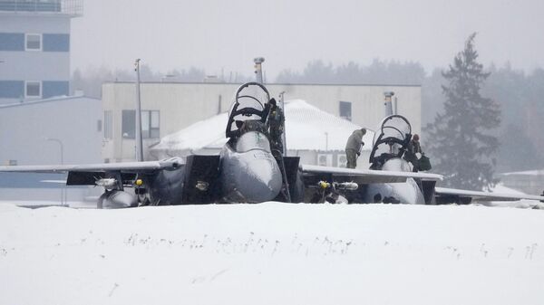 Американские военные у истребителей F-15 на аэродроме Эмари в Эстонии