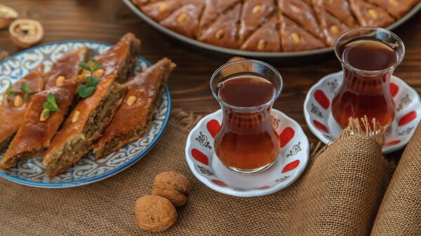 Турецкий чай с пахлавой