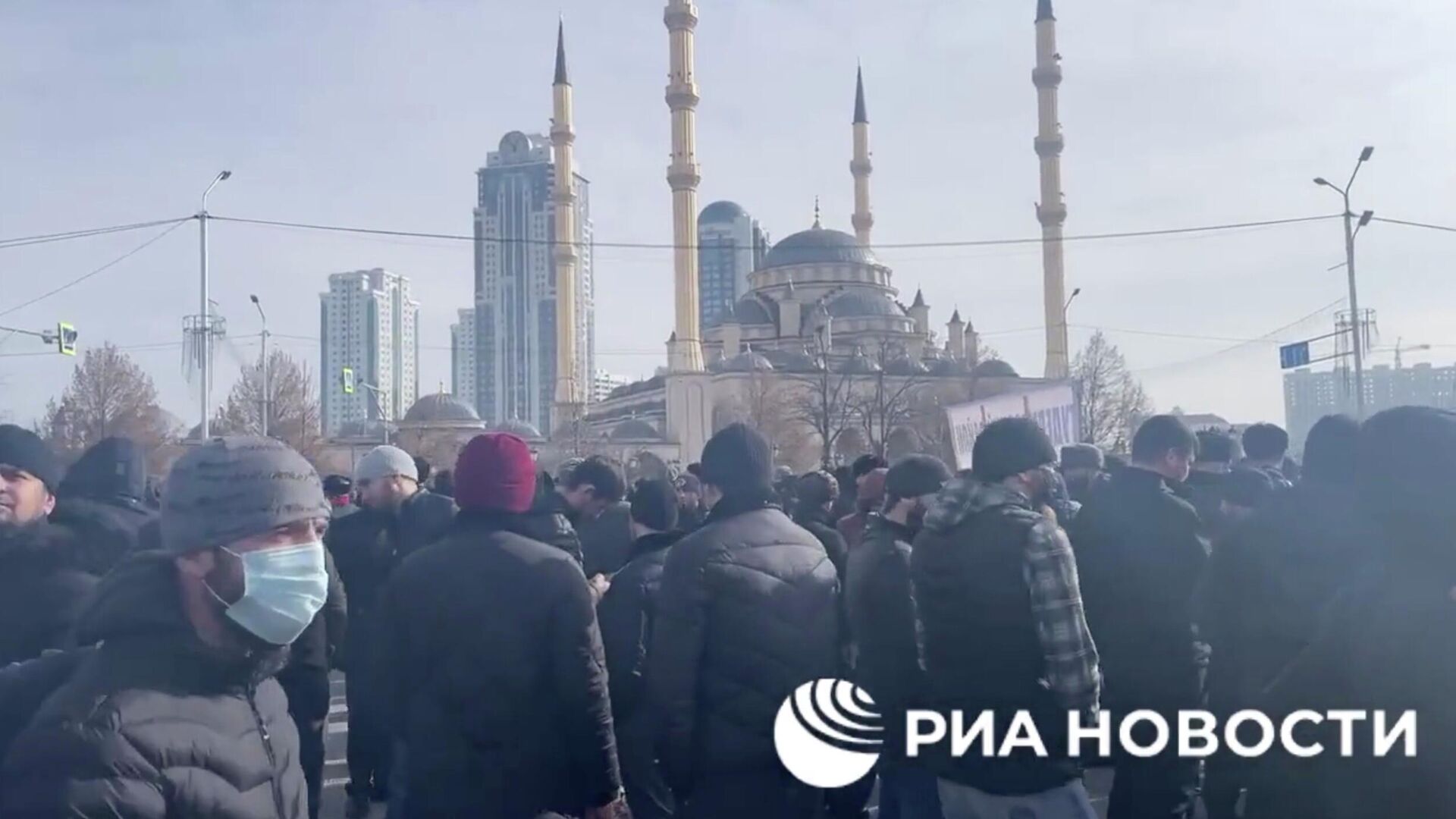 Участники митинга в Грозном. Кадр из видео - РИА Новости, 1920, 03.02.2022