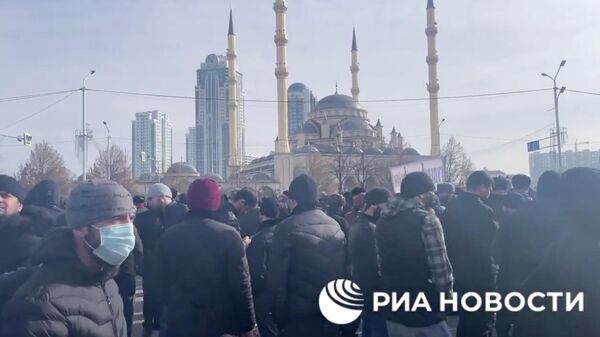 Участники митинга в Грозном. Кадр из видео