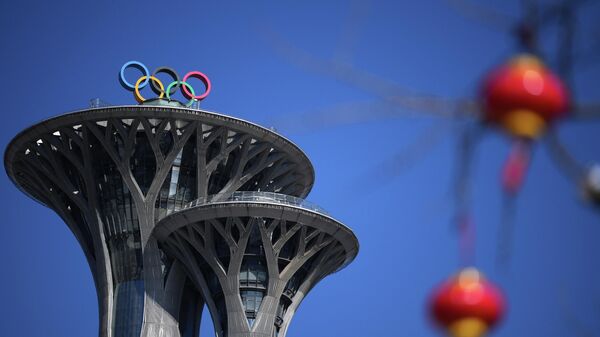 Олимпийские башни в парке возле главного пресс-центра зимних Олимпийских игр 2022 в Пекине