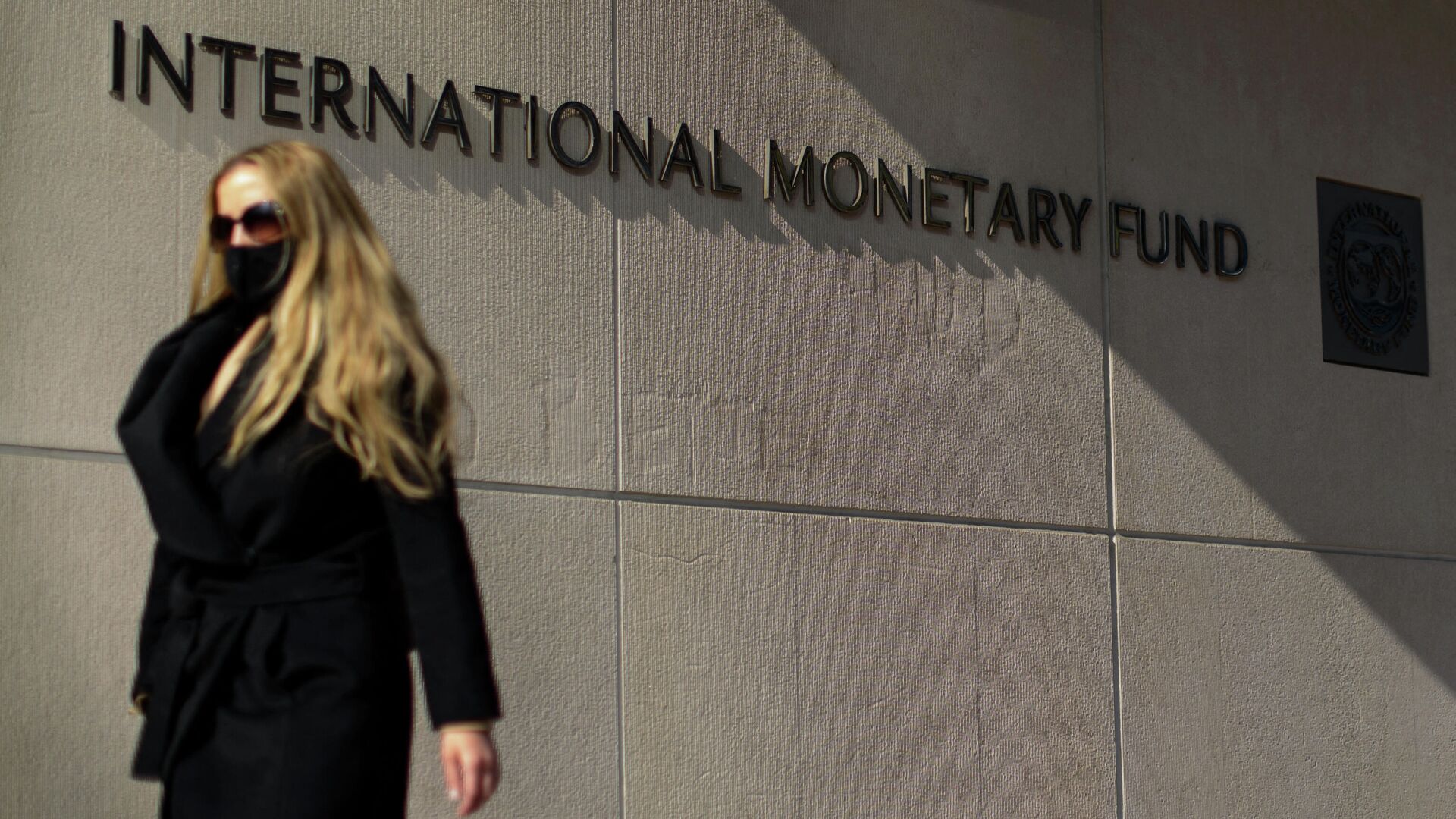 Женщина у здания Международного валютного фонда в Вашингтоне - РИА Новости, 1920, 03.02.2022