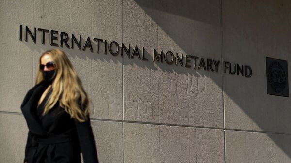 Женщина у здания Международного валютного фонда в Вашингтоне