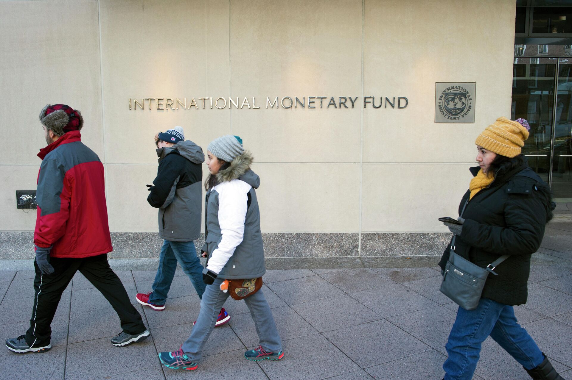 Прохожие у здания Международного валютного фонда в Вашингтоне3