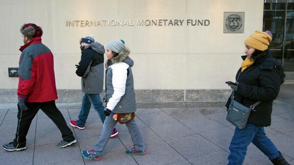 Прохожие у здания Международного валютного фонда в Вашингтоне. Архивное фото 