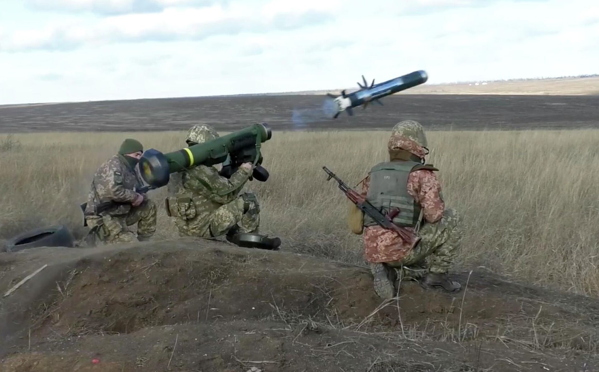 Украинские военные используют пусковую установку Javelin во время учений в Донецкой области - РИА Новости, 1920, 08.12.2022
