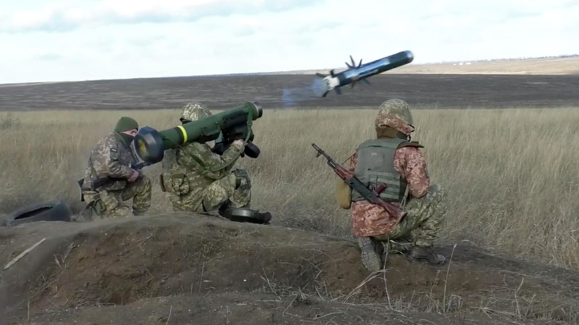 Украинские военные используют пусковую установку Javelin во время учений в Донецкой области - РИА Новости, 1920, 25.03.2022