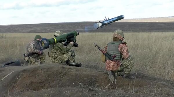 Украинские военные используют пусковую установку Javelin во время учений в Донецкой области