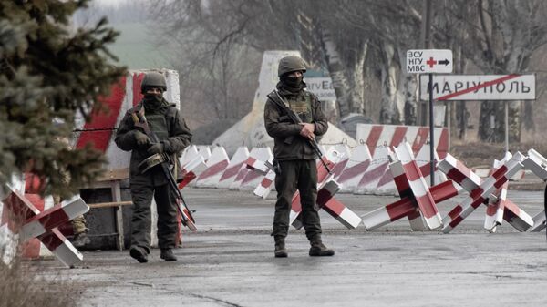Украинские военнослужащие на блокпосту в Мариуполе