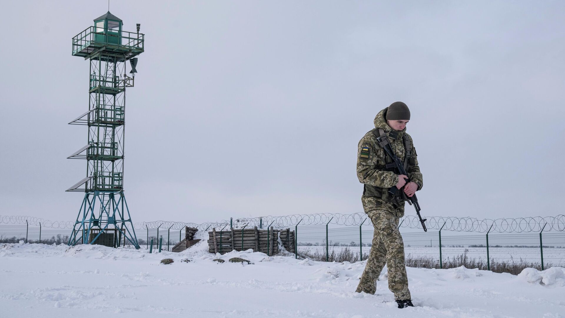 Украинский пограничник на границе с Россией в Харьковской области - РИА Новости, 1920, 21.02.2022