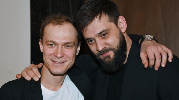 Актер Юрий Борисов (слева) и режиссер Владимир Битоков на премьере фильма Мама, я дома в кинотеатре Художественный в Москве