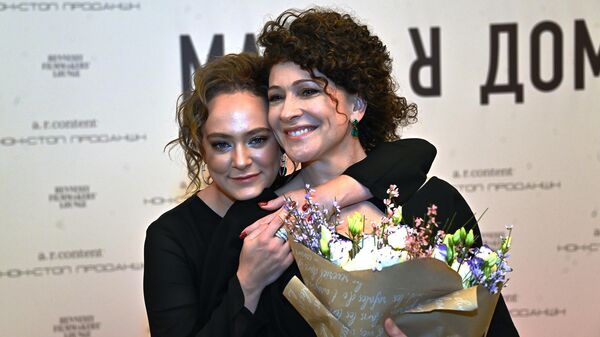 Актрисы Ксения Раппопорт (справа) и Аглая Тарасова на премьере фильма Мама, я дома в кинотеатре Художественный в Москве