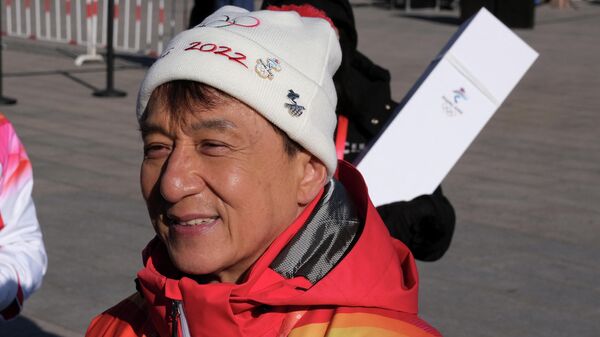 Джеки Чан во время эстафеты олимпийского огня в Пекине