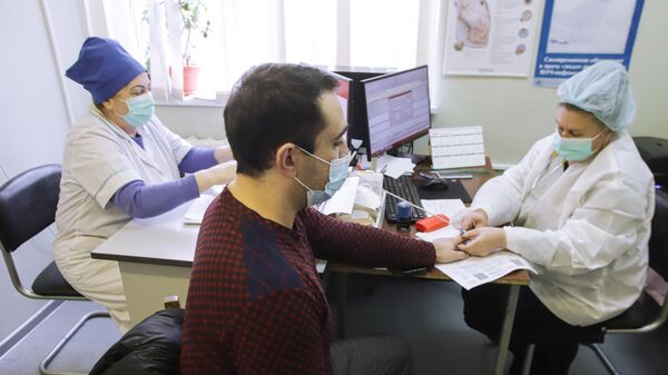 Мужчина во время приема у врача в отделении для пациентов с ОРВИ в поликлинике №1 в Пятигорске