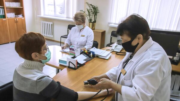 Женщина во время приема у врача в отделении для пациентов с ОРВИ в поликлинике №1 в Пятигорске