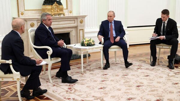 Президент РФ Владимир Путин и президент Аргентинской Республики Альберто Фернандес во время встречи в Кремле