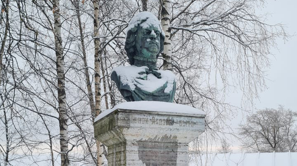 Памятник-бюст Петру I в Новой Ладоге 