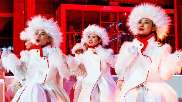 Артисты во время концерта по случаю начала эстафеты Олимпийского огня XXIV зимних Олимпийских игр в Пекине
