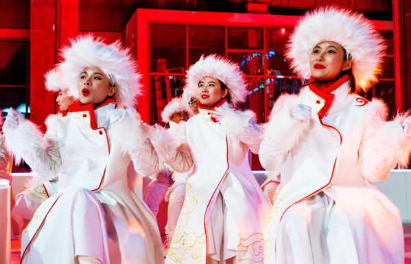 Артисты во время концерта по случаю начала эстафеты Олимпийского огня XXIV зимних Олимпийских игр в Пекине