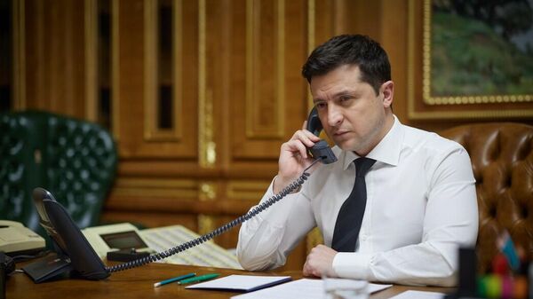 Президент Украины Владимир Зеленский во время телефонного разговора 