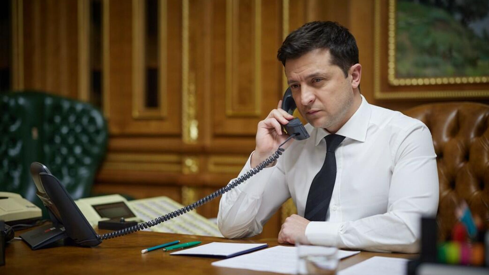 Президент Украины Владимир Зеленский во время телефонного разговора  - РИА Новости, 1920, 01.03.2022