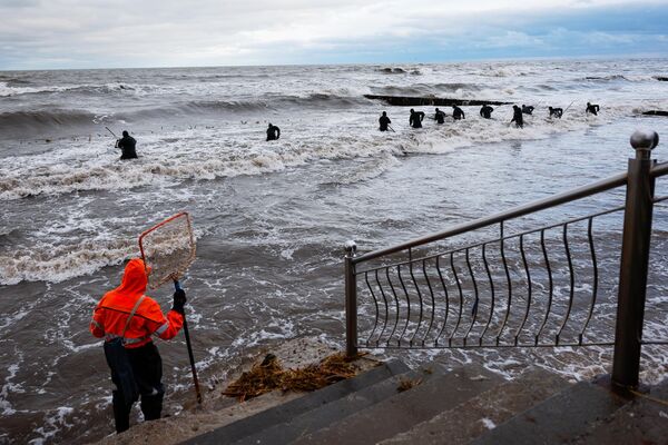 Ловцы янтаря на затопленном общественном пляже после шторма в Зеленоградске