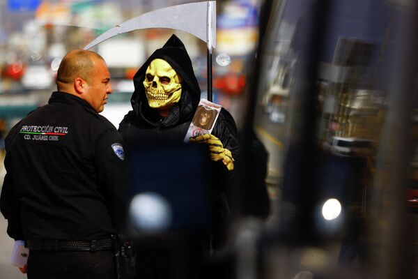 Сотрудник гражданской защиты, одетый как смерть, участвует в кампании Остерегайтесь угарного газа, бесшумного убийцы в Мексике