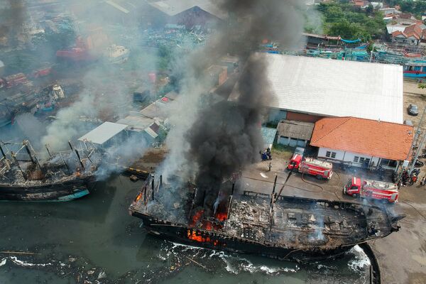 Пожар в гавани Тегала, Индонезия