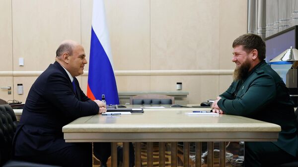 Председатель правительства РФ Михаил Мишустин и глава Чечни Рамзан Кадыров (справа) во время встречи